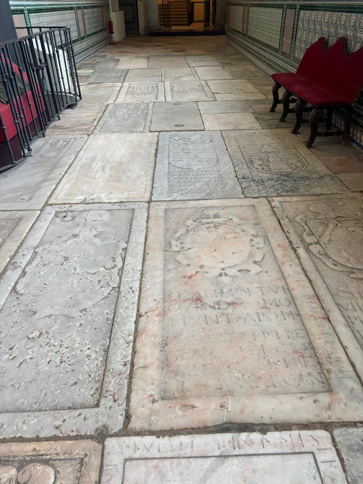 Lápidas ubicadas en el claustro de la Catedral de Badajoz que originalmente se encontraban en la nave central del templo.
