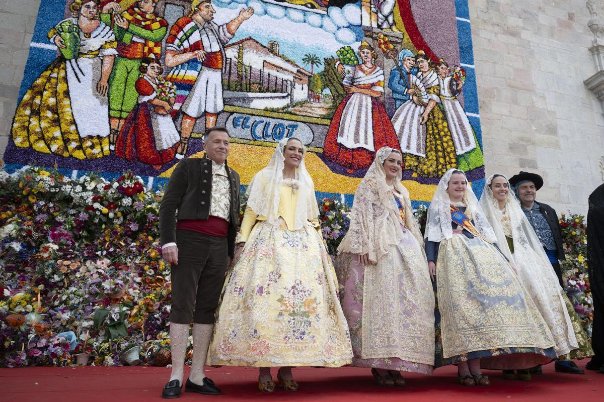 La presidenta de la Diputación de Castellón, Marta Barrachina, ha participado en el acto central de las Fallas ataviada por primera vez con la indumentaria regional.