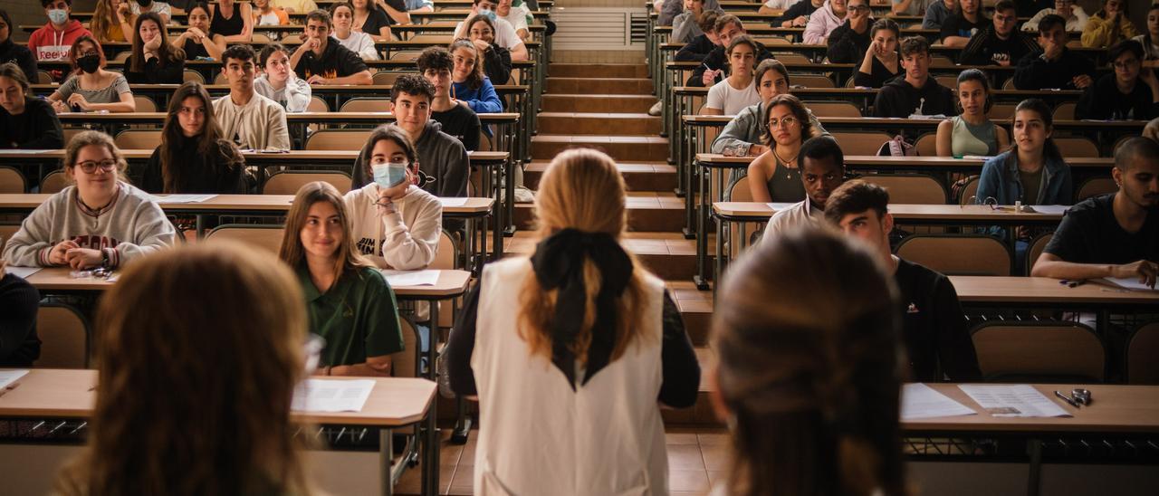 Estudiantes en la prueba de acceso a la universidad.