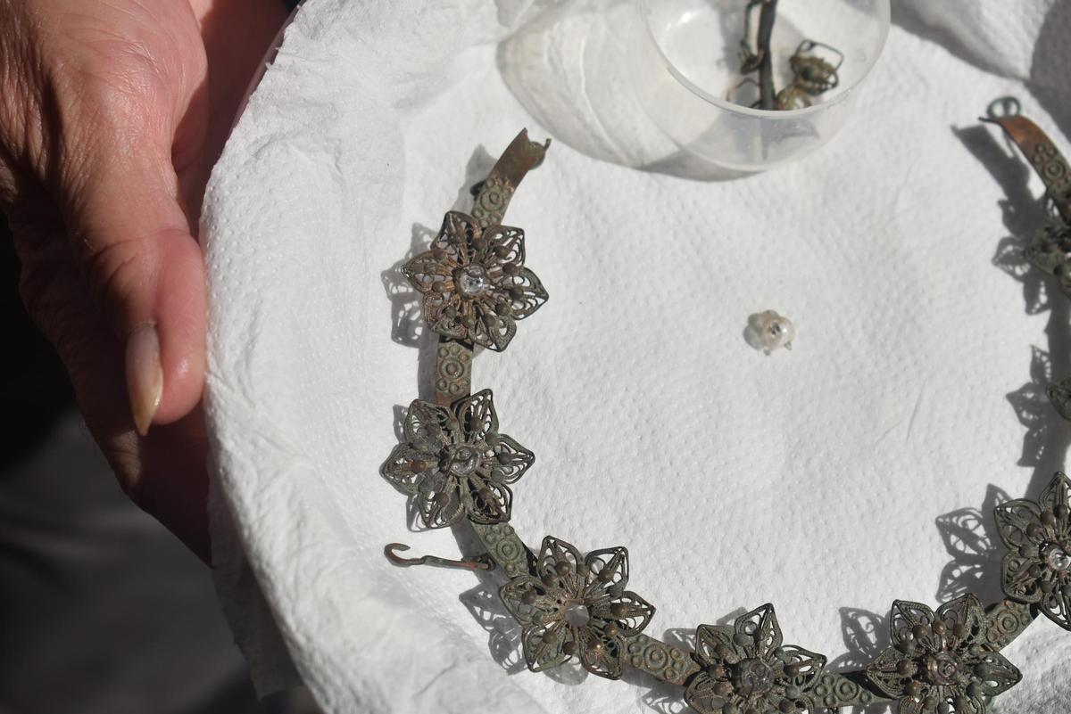 Galería | Así es la pequeña corona de la Virgen del Arco de la Estrella de Cáceres
