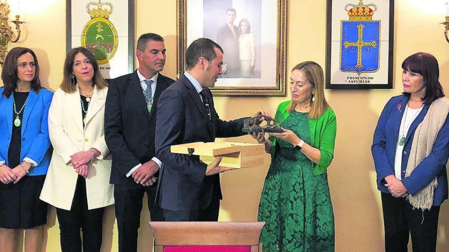 Ana Pastor recibe una réplica del &quot;puente romano&quot; de manos del alcalde de Cangas de Onís.