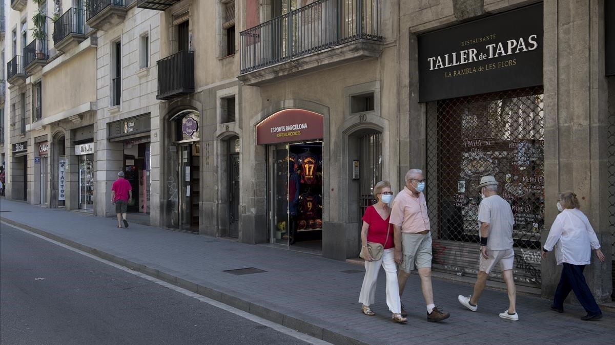 Comercios con las persianas bajadas en la Rambla de Barcelona, el pasado viernes.