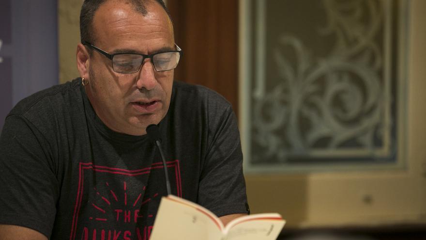 El escritor Pedro Flores imparte un taller de poesía que combina el debate literario con la escritura