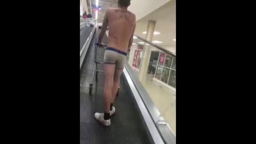 Viral: Un hombre va al supermercado en calzoncillos como protesta por las restricciones