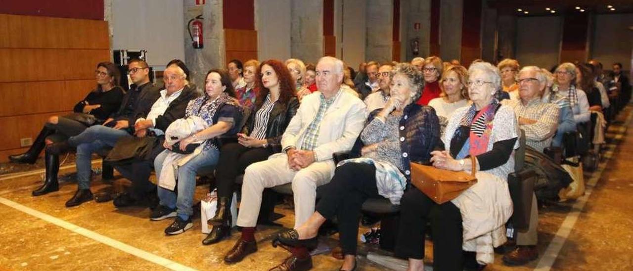 Público asistente, ayer, a la conferencia coloquio del Club FARO. // Alba Villar