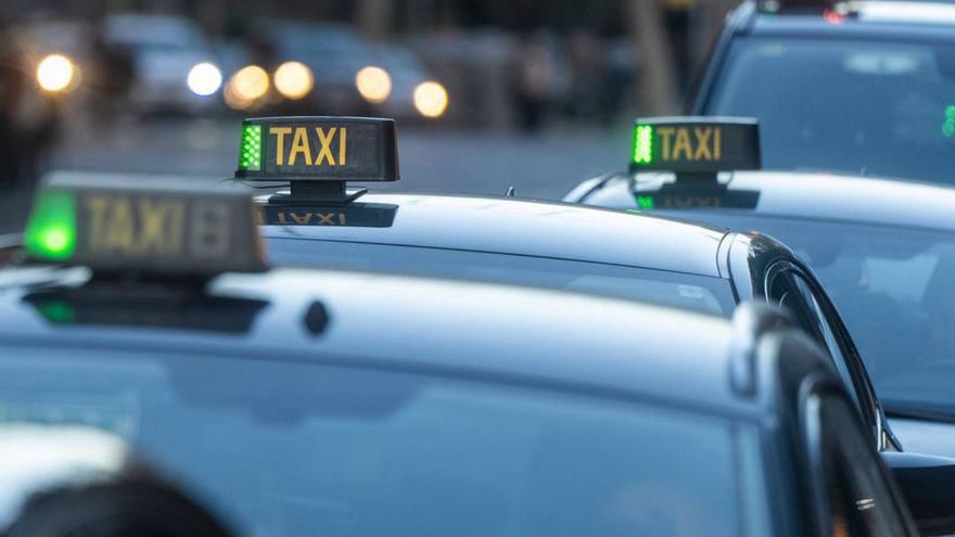 Detenidos tres policías canadienses por una agresión sexual y física a una mujer en un taxi en Barcelona
