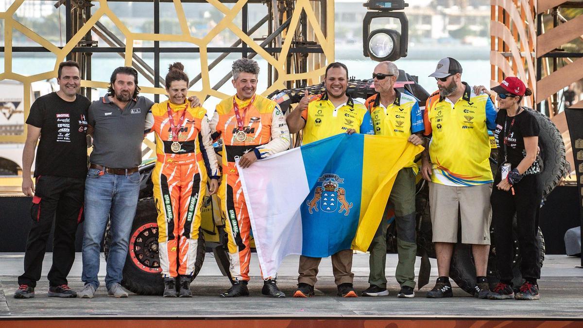 La 'Expedición Canarias Dakar' posa en el podio del Dakar.