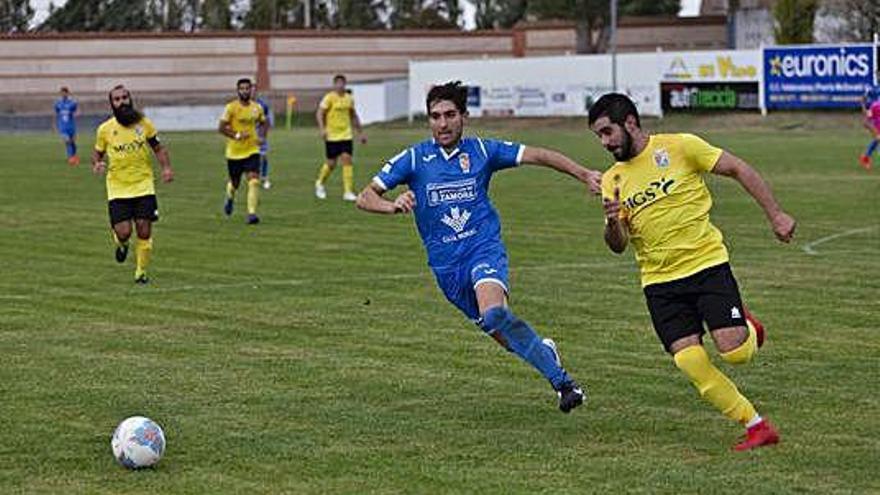 Noel disputa el balón con un contrario.