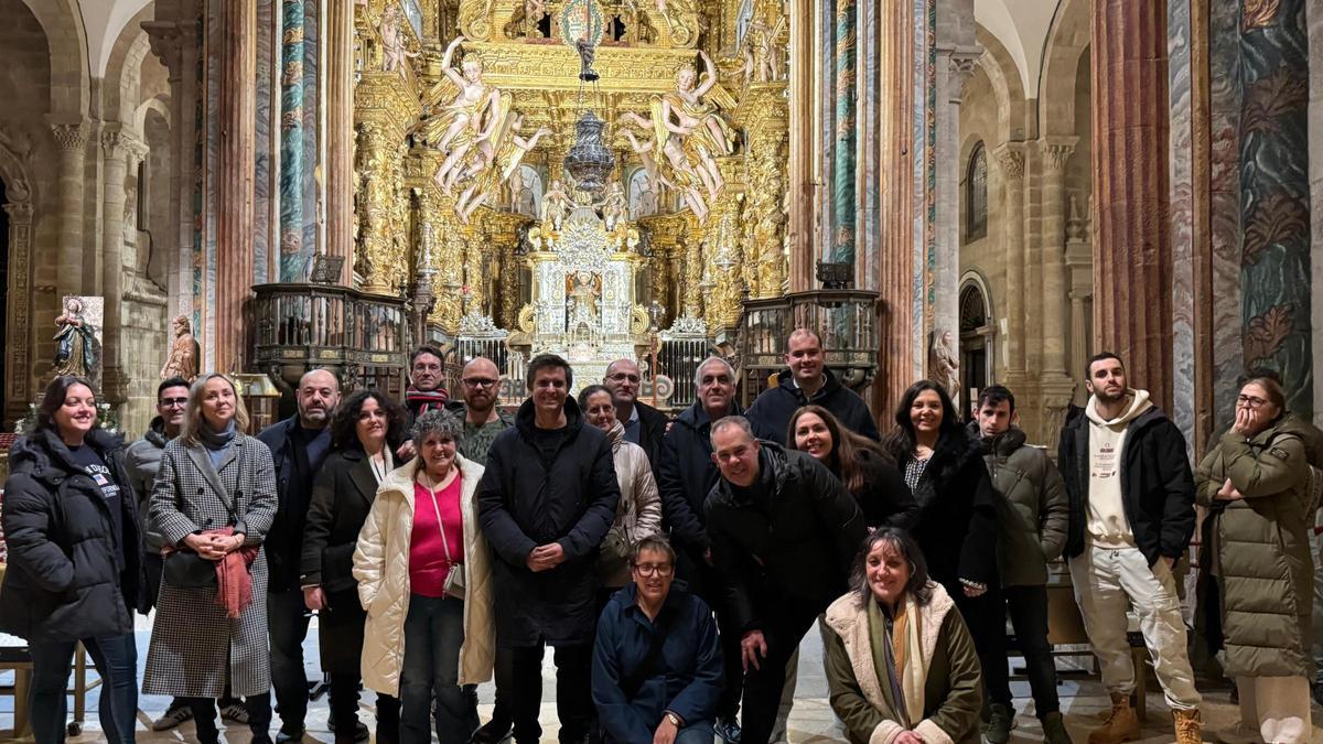 El líder del PP de Santiago, Borja Verea, con el grupo que realizó la visita nocturna a la Catedral de Santiago.