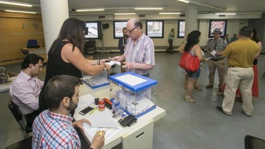 Un momento de la jornada de votación que se vivió ayer en la sede provincial del PP, donde se habilitó una de las mesas con mayor número de participantes.