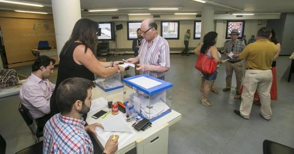 Un momento de la jornada de votación que se vivió ayer en la sede provincial del PP, donde se habilitó una de las mesas con mayor número de participantes.