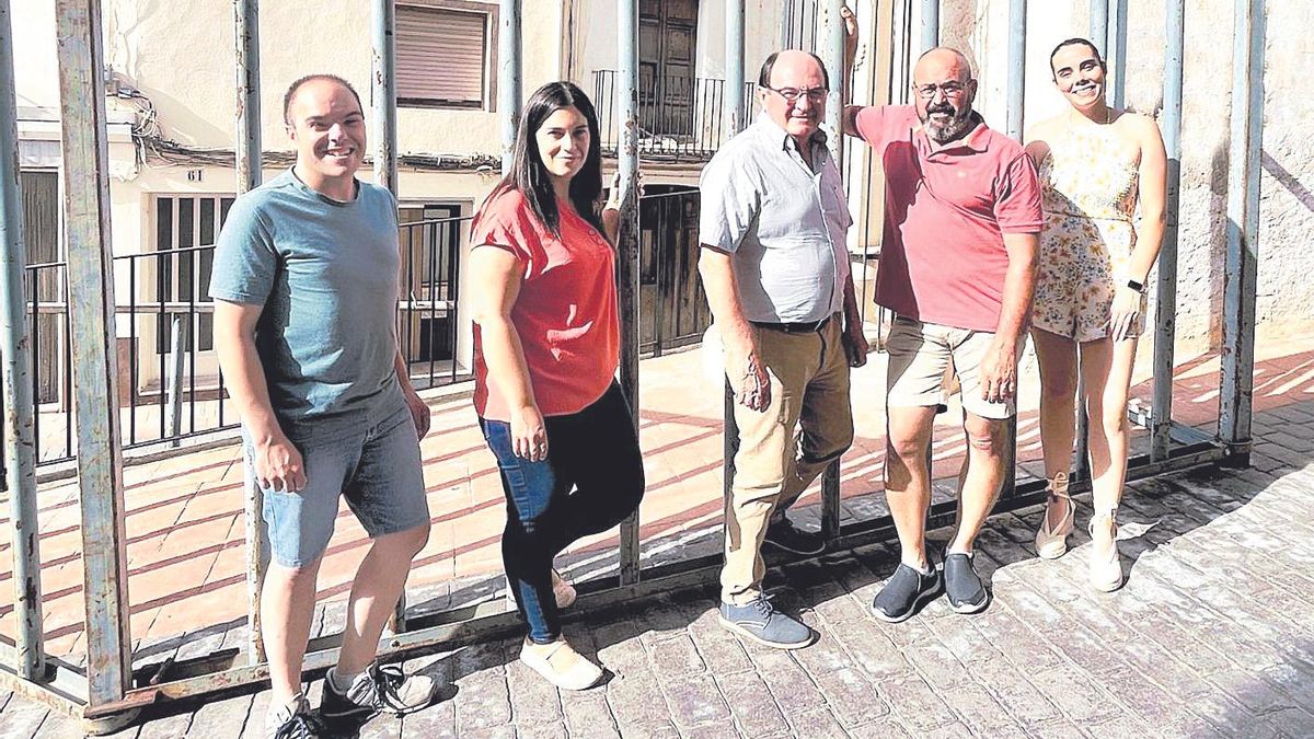 El alcalde de les Useres, Jaime Martínez, junto al resto de concejales del equipo de gobierno.