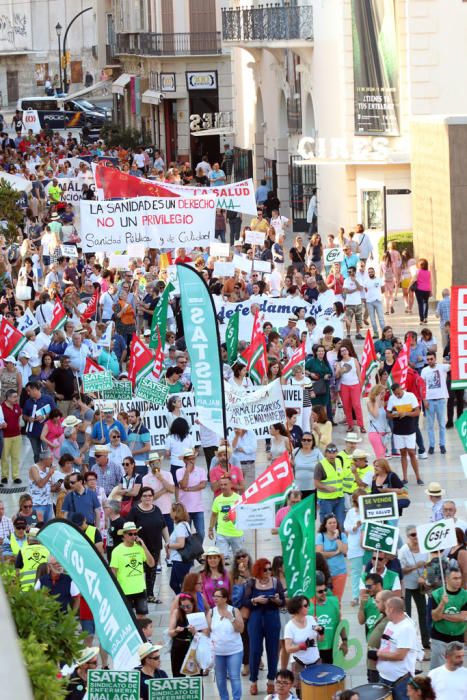 Bajo el lema '¡¡Hartos de mentiras e incumplimientos!!' cientos de personas han recorrido la ciudad desde el Hospital Civil hasta el Hospital Noble