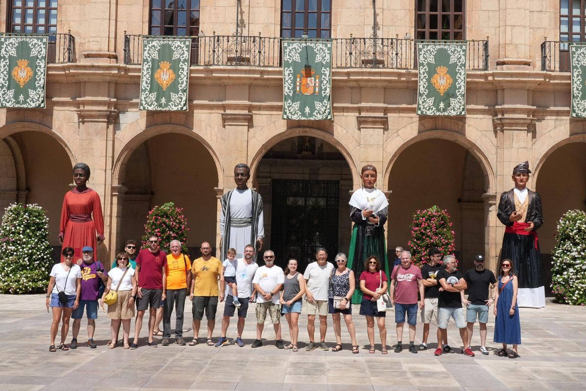 Los 'gegants' en la plaza Mayor, este sábado por la mañana.