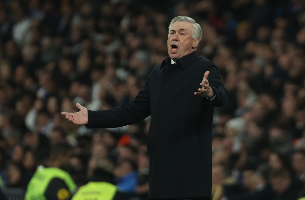 MADRID, 02/02/2023.- El entrenador del Real Madrid, el italiano Carlo Ancelotti, durante el partido de LaLiga que Real Madrid y Valencia disputan este jueves en el Santiago Bernabéu. EFE/ Kiko Huesca