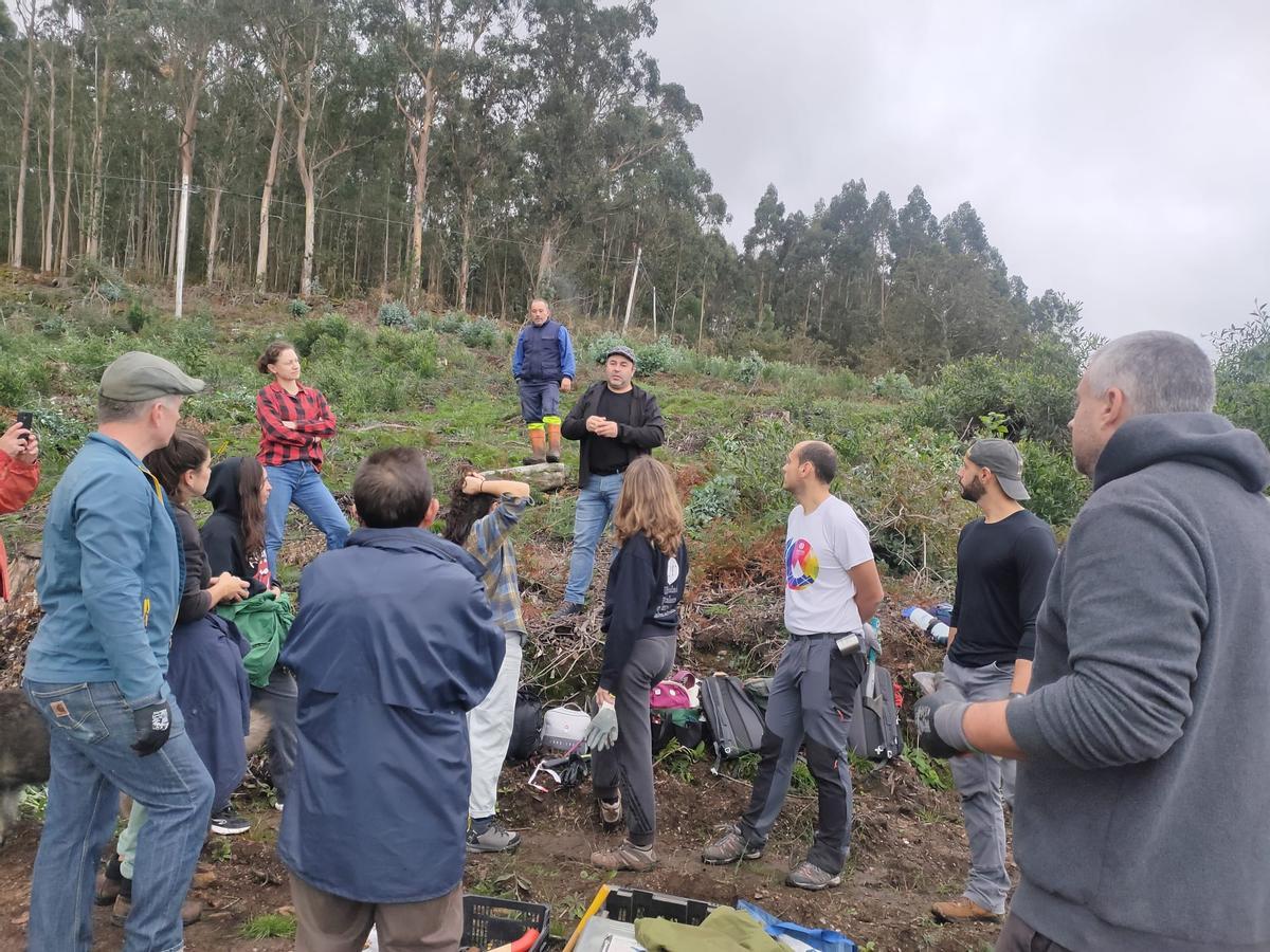 El presidente de la comunidad de montes de Baroña, Ovidio Queiruga, en el centro, durante una charla.