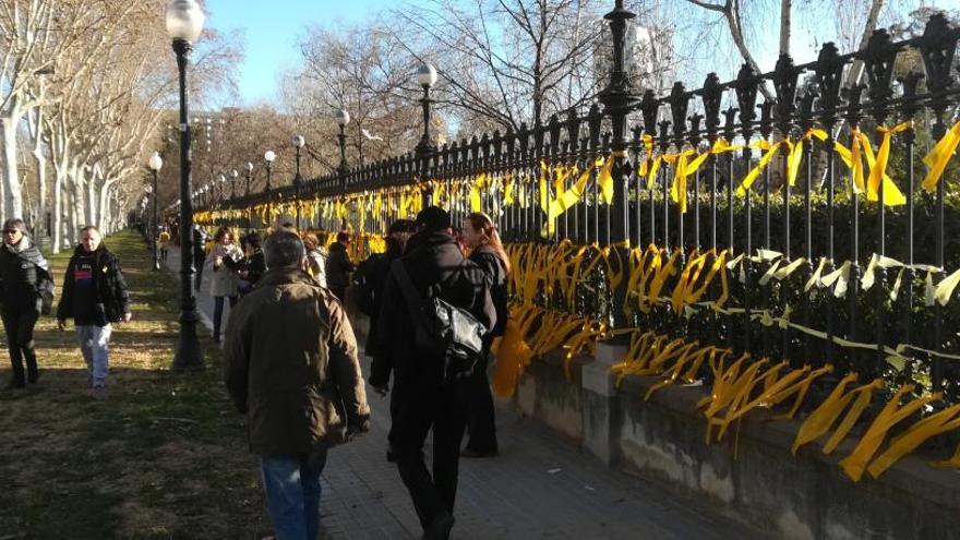 Llaços grocs al Parc de la Ciutadella.