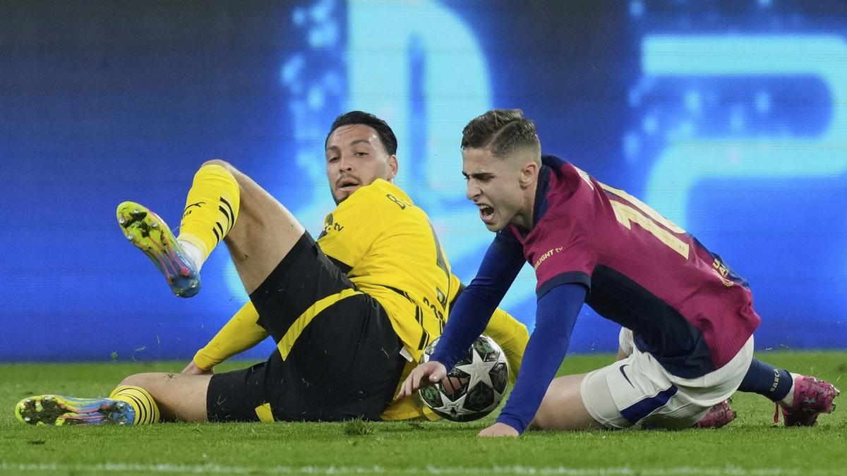 Bensebaini y Fermín, en la primera mitad del Dortmund-Barça.