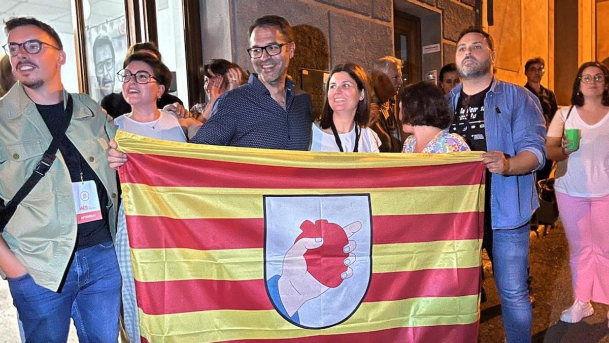 Més-Esquerra, con Miquel Oliver en el centro, celebra la victoria en este 28 M.