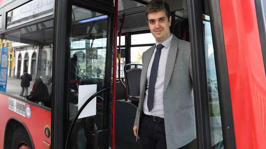 Ignacio Prada, en un autobús, en la parada de Puerta Real.