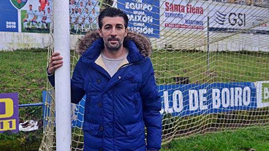 El exdeportivista Changui, ayer en el campo de fútbol de Barraña, en Boiro.