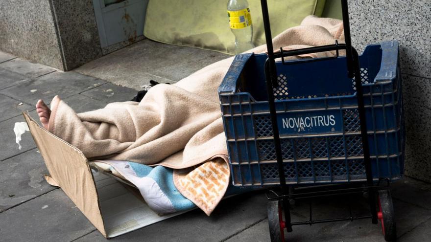 Un hombre duerme en la calle en Gandia. | LEVANTE-EMV
