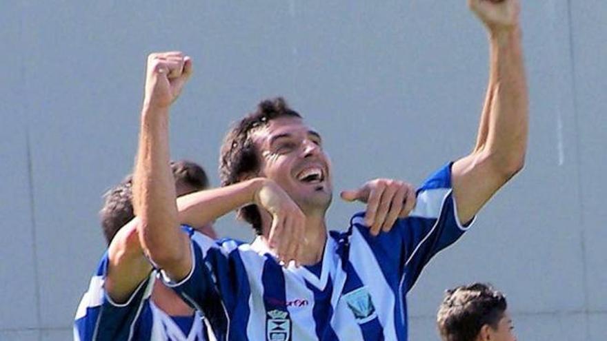 El delantero Mikel Arruabarrena celebra un gol con la camiseta del Leganés.