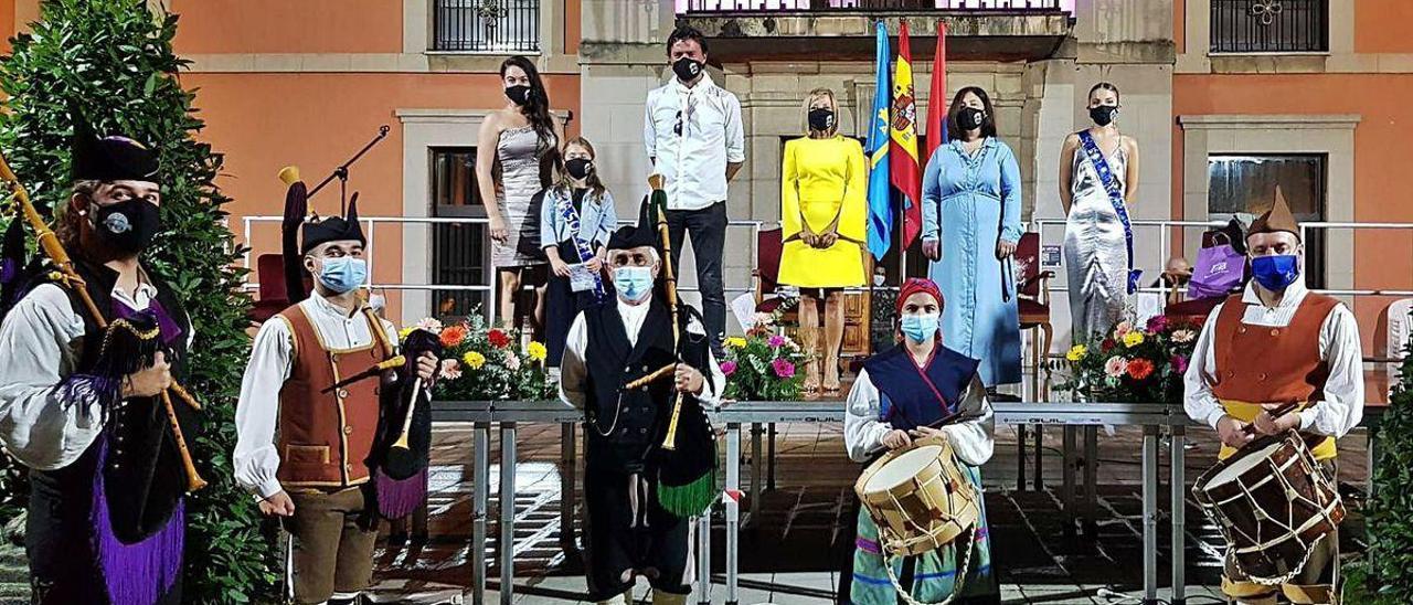 Miembros de la Corporación municipal, ayer, en la presentación de los festejos, con las reinas del Ecce Homo de 2019.