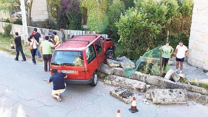 Un coche tira el cierre de dos viviendas en la calle David Cal