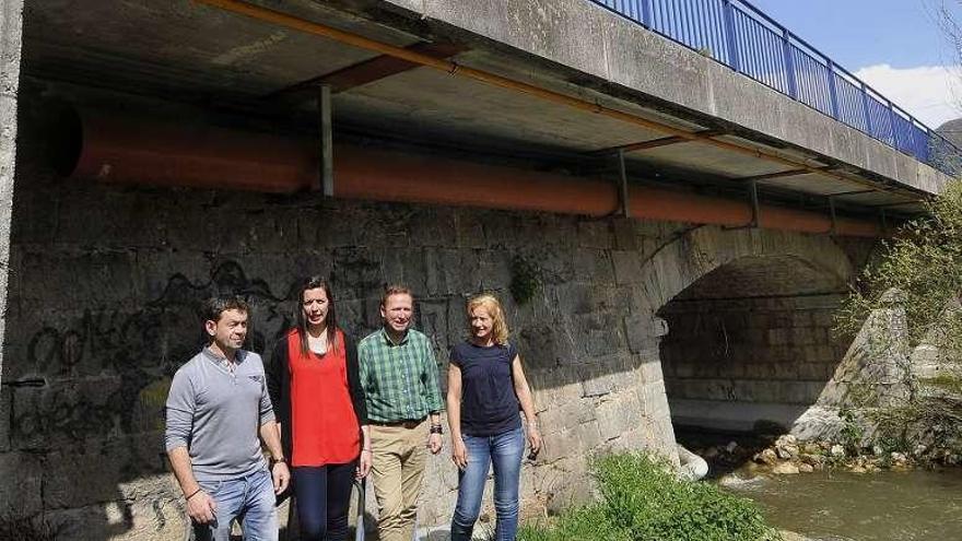 Los concejales del PP, junto a la tubería que vierte al río.