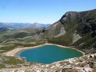 Un bosque excepcional y un lago glaciar que te transportarán a la historia y la naturaleza, y no, no está en la provincia zamorana