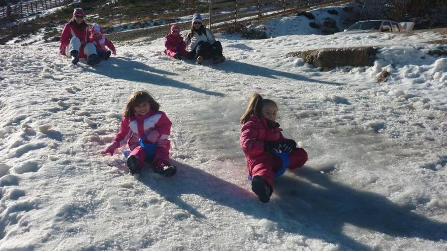 Planes para disfrutar de la nieve en Asturias: niños en Leitariegos