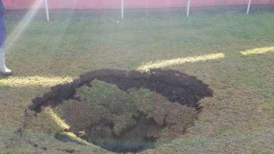 El socavón aparecido en el campo de El Terreru.