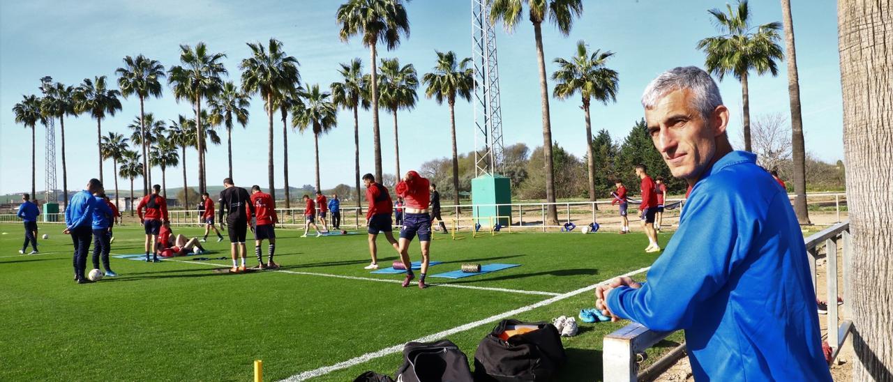 El doctor Bretones, jefe de los servicios médicos del Córdoba CF, en el entrenamiento de este martes del conjunto blanquiverde.