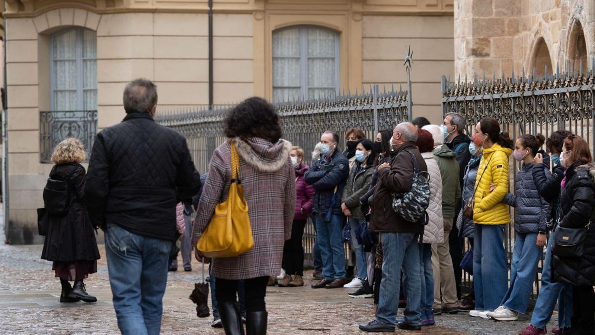 Un grupo de turistas, en el casco antiguo, durante el último puente festivo. |