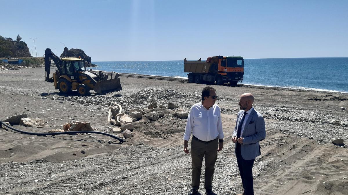 Javier Salas y Manuel Béjar han supervisado los trabajos en la playa de La Araña.