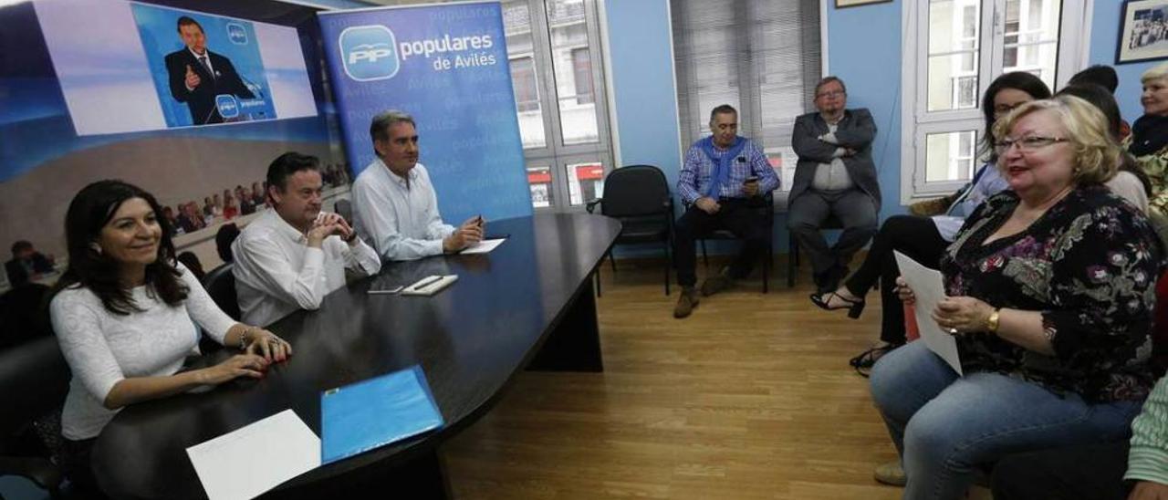 Participantes en la junta local del PP, ayer por la tarde.