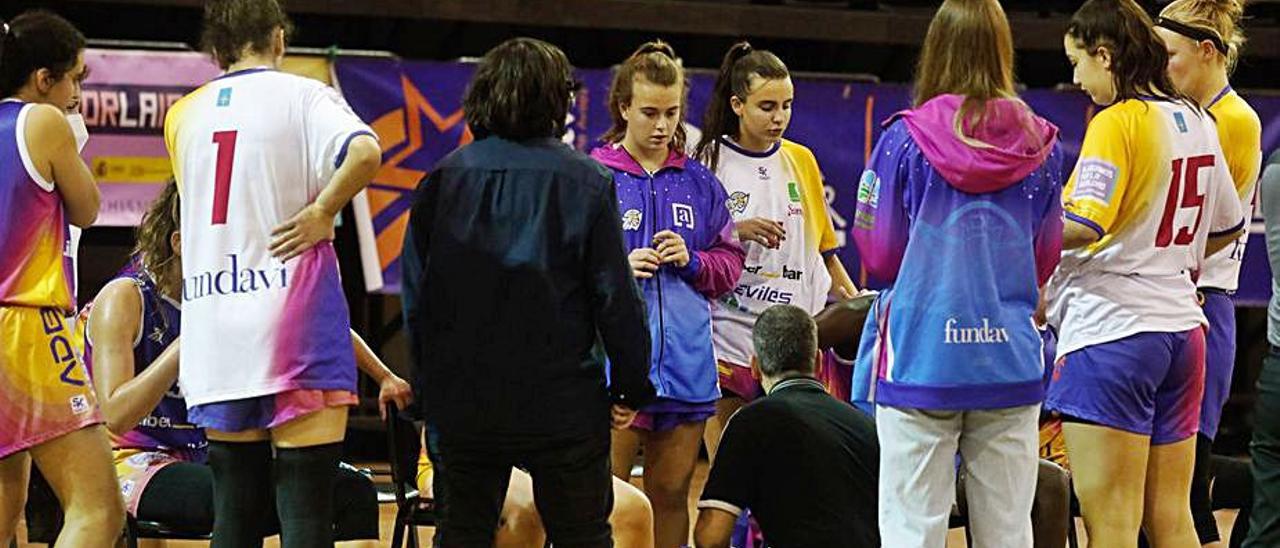 Las jugadoras del ADBA, durante un tiempo muerto en un partido de esta temporada. | Mara Villamuza