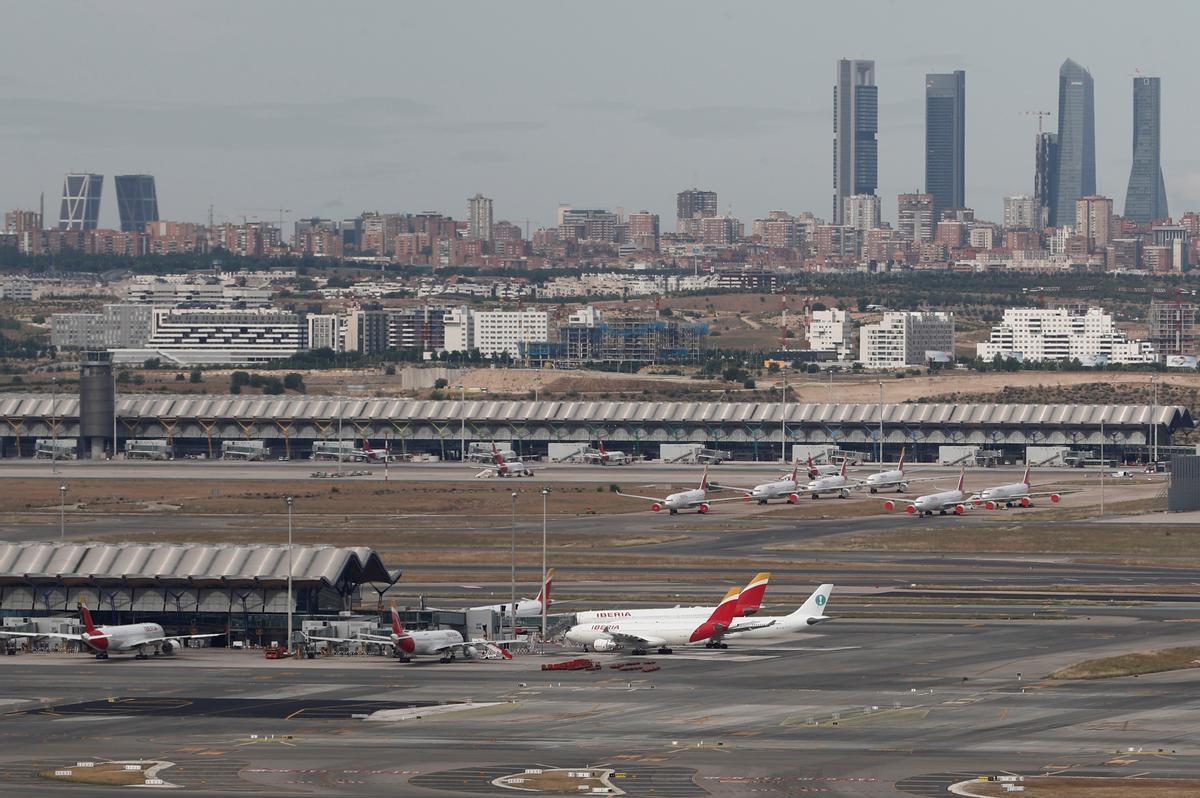 La totalidad de los operadores de los aviones en tierra del aeropuerto de Barajas secunda una huelga sin efecto en los vuelos
