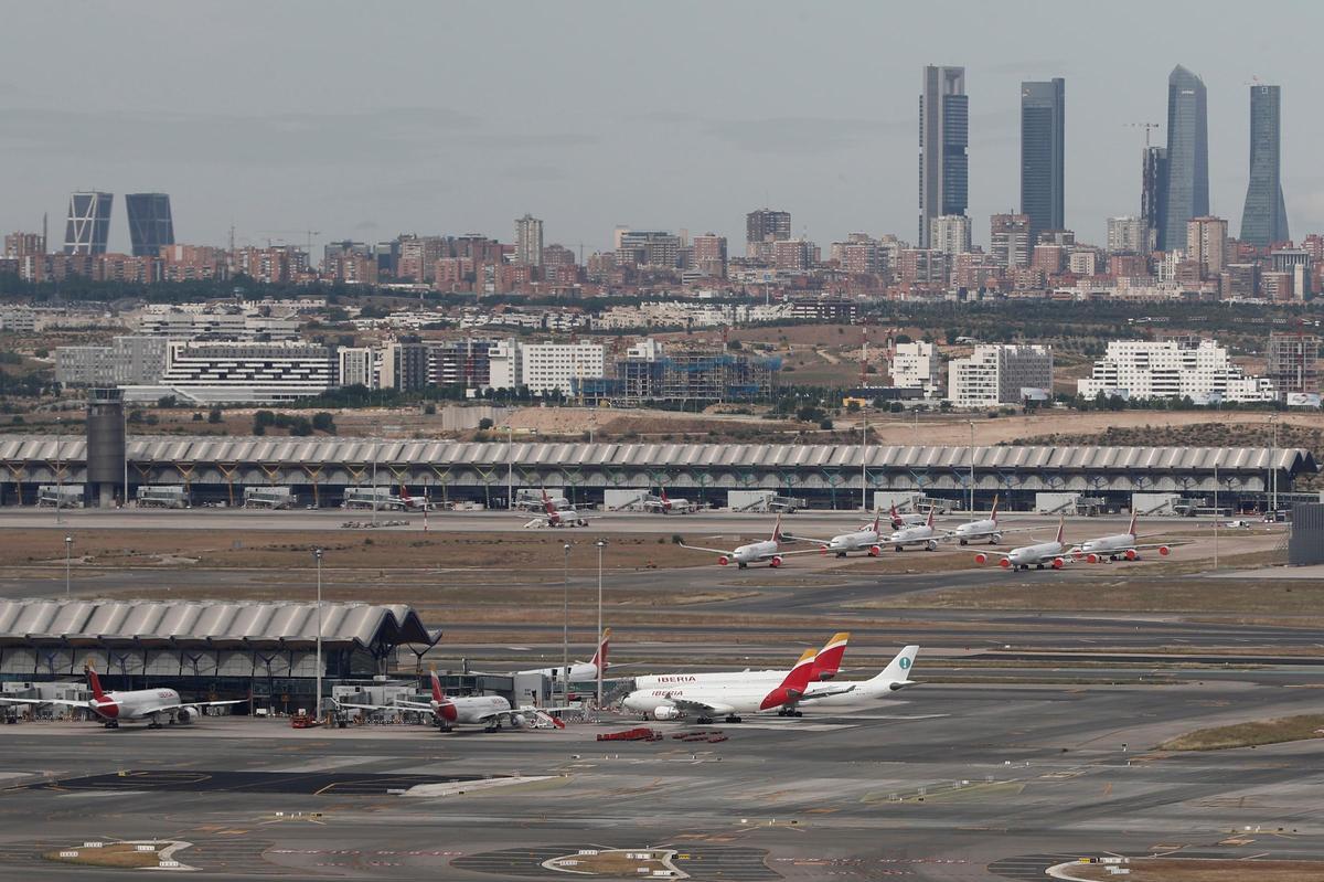 El 100% de operadores de aviones en tierra de Barajas secunda la huelga sin efecto en vuelos.
