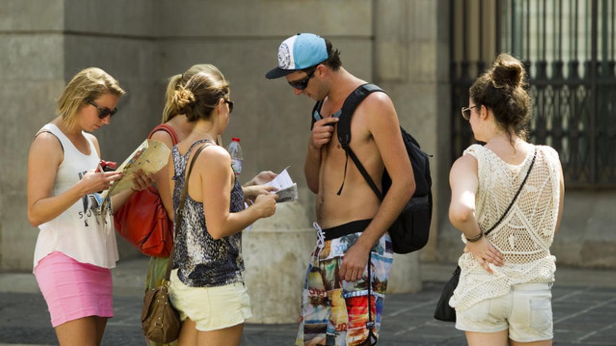 Turistas en la plaza de Sant Jaume de Barcelona, ayer.