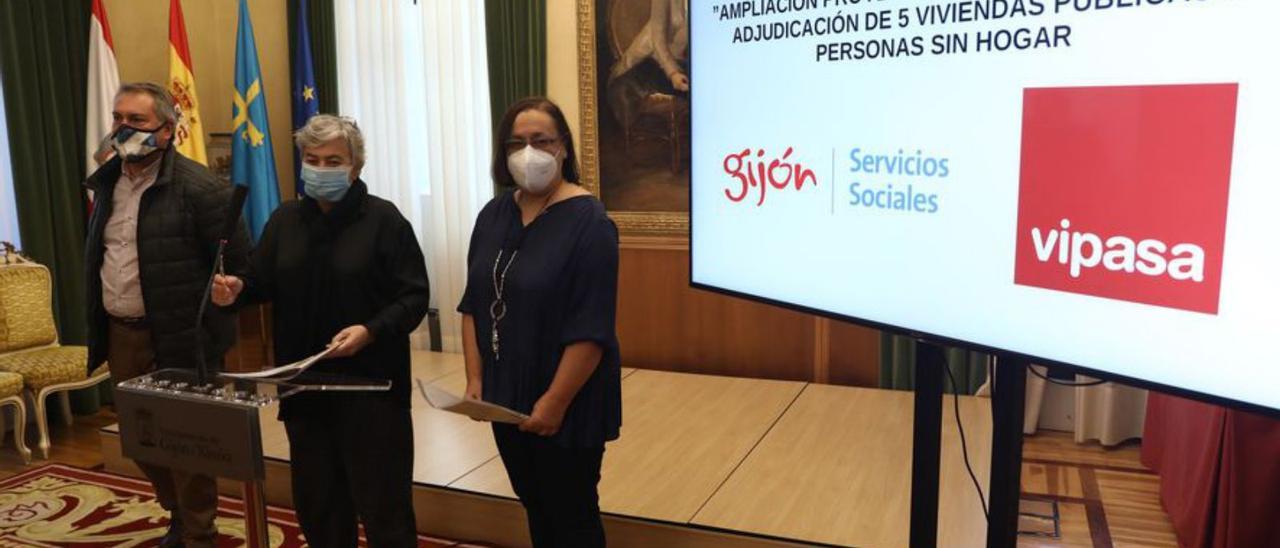 Fermín Bravo, Ana González y Natalia González, en la presentación de la ampliación del proyecto “Housing first” en Gijón. | Juan Plaza