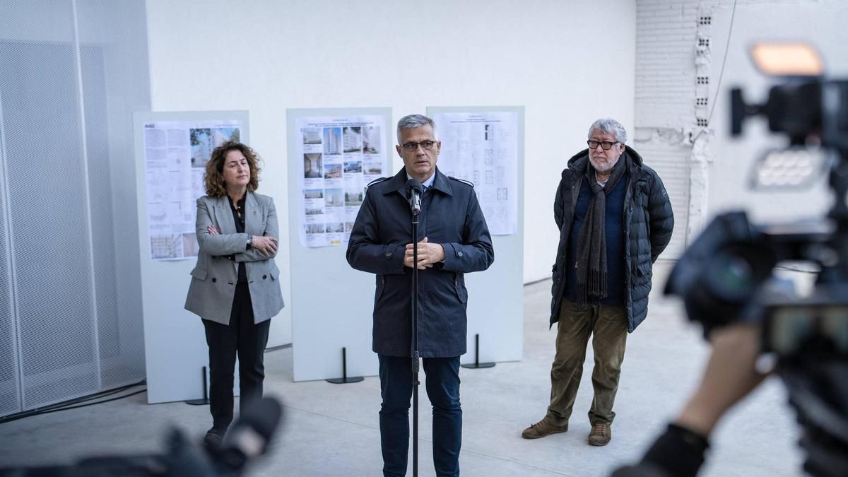 De izquierda a derecha: Olga Morales, alcaldesa de Viladecans; Francisco David Lucas Parrón, Secretario de Estado de Vivienda y Agenda Urbana del Gobierno de España; Antonio Balmón, vicepresidente ejecutivo del AMB..