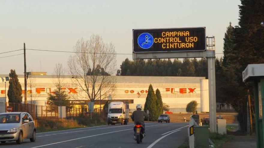 Panel luminoso en la N-VI que avisa de una campaña de control del uso del cinturón de seguridad.