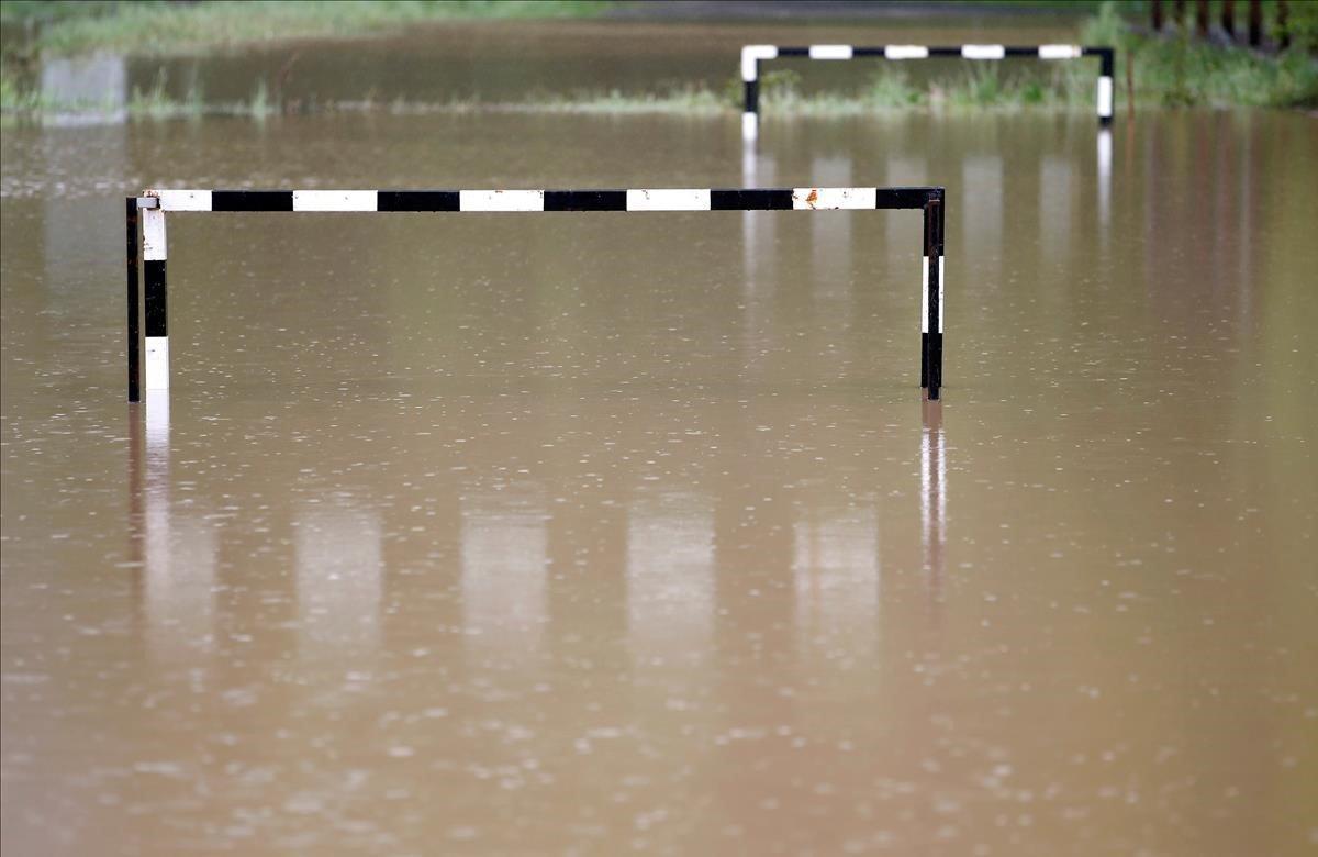 Vista de un parque inundado en la ciudad de Doboj (Bosnia), tras las intensas lluvias caídas.