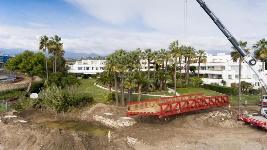 Imagen de la instalación del puente sobre el arroyo Antón.