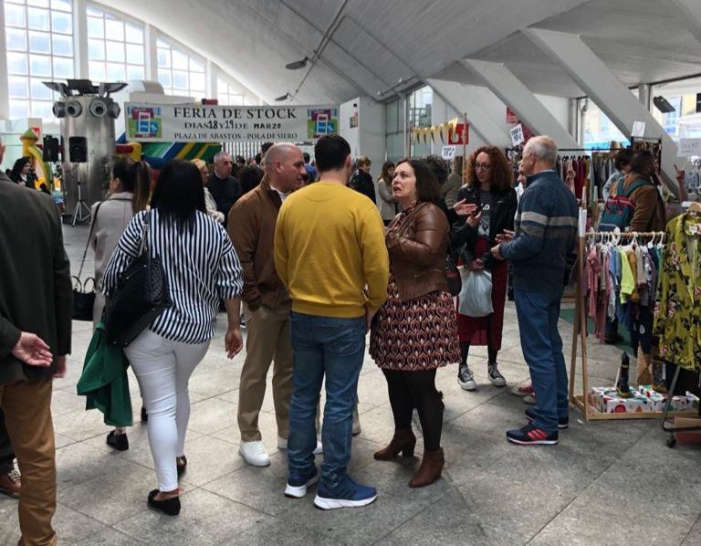 Así es la Feria del Stock de la Pola: Muy buenos precios, grandes chollos y muchos clientes