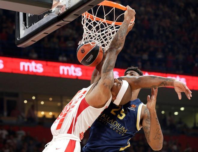 Lorenzo Brown de Red Star (L) en acción contra el Real Madrid Jordan Mickey (R) durante el partido de baloncesto de la Euroliga entre Red Star y el Real Madrid en Belgrado.