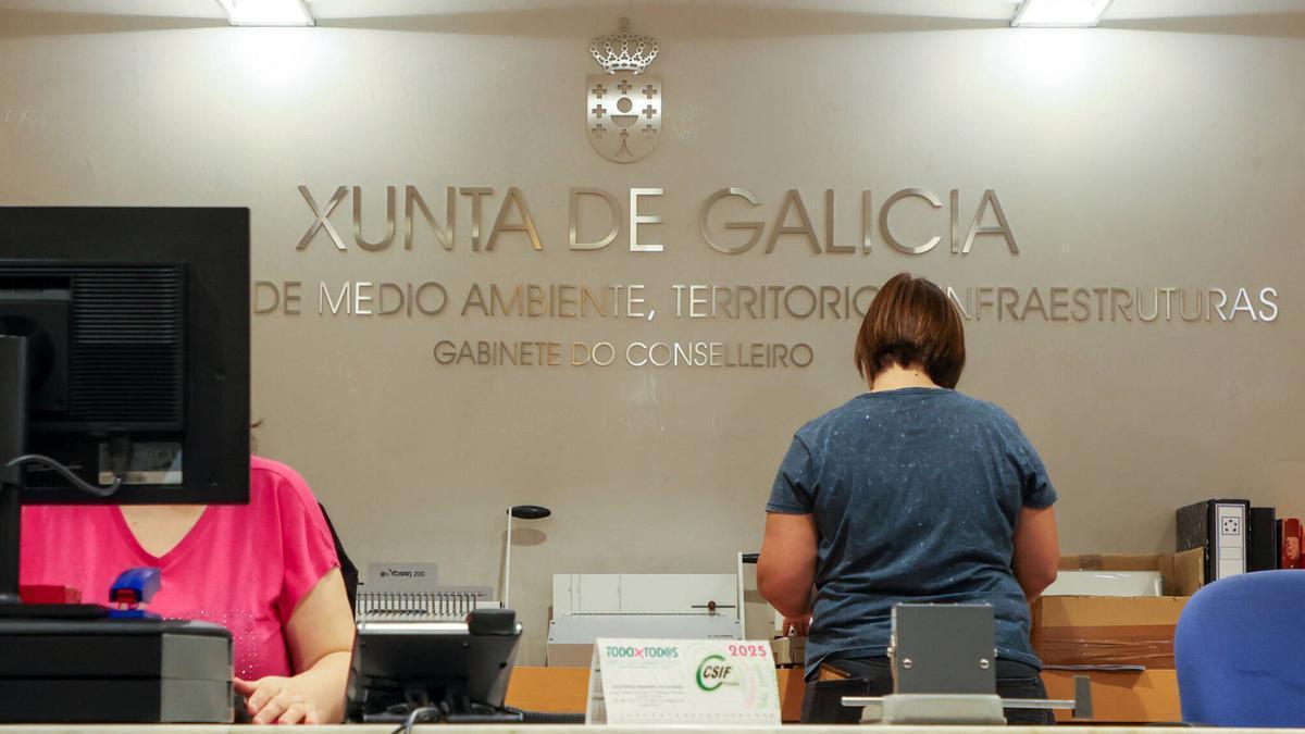 Empleados públicos en la Consellería de Medio Ambiente, en San Caetano.