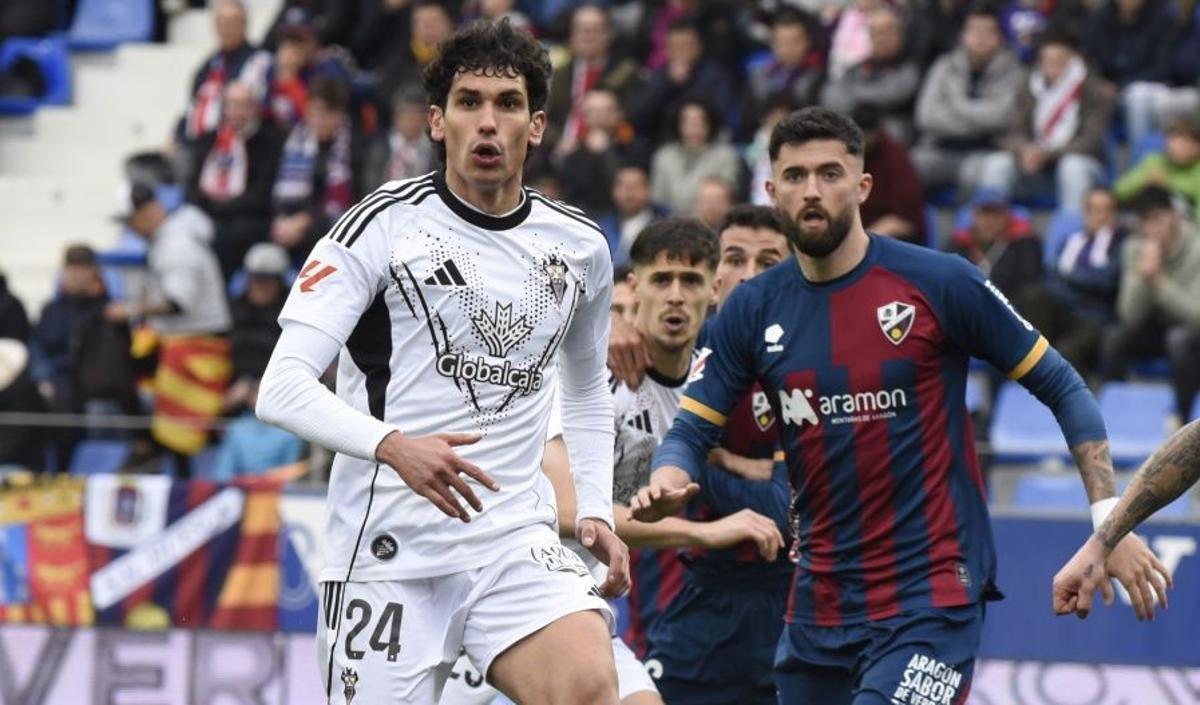 Vallejo, junto a Jordi Escobaren el partido del Albacete en Huesca de este sábado.